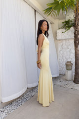 Elegantes Neckholder-Maxikleid in Gelb