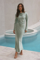 Vergissmeinnicht-Maxikleid aus Satin Salbeigrün