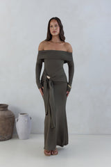 Das Off-Shoulder Maxikleid „The Getaway Edit“ Oliv
