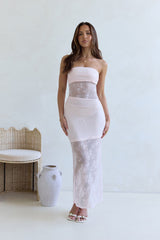 Für das trägerlose Maxi-Spitzenkleid „The Lovers“ in Rosa