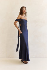 Maxikleid aus Satin mit Off-Shoulder-Trägern „Late Night Dreams“ Navy