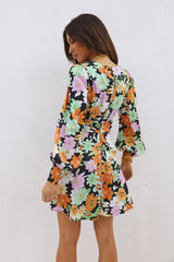 Schwarzes Samtkleid Blumenmuster