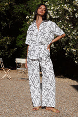 Tisch für ein Hemd Weiß