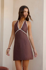 Sonnenverbranntes Sommer Neckholder Minikleid Braun